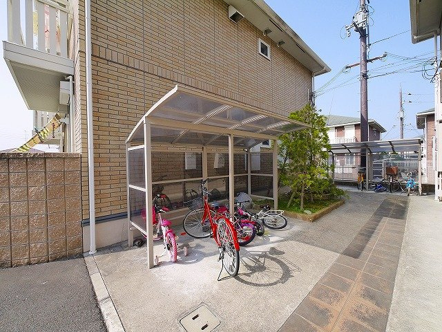 プラウド梅美台Bのその他共用部分|屋根付きの駐輪場です