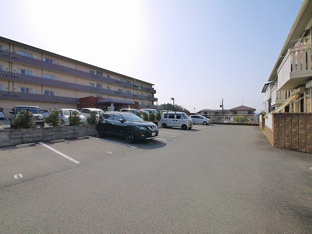 プラウド梅美台Bの駐車場|駐車場があるので、車を買う予定の方も安心です
