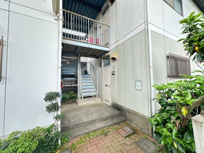 【エントランス】 | ニューハイツ | 共用エントランスです♪雨に濡れずにお部屋に入ることができ、荷物が多い日も便利ですね☆