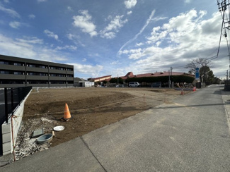 【前面道路含む現地写真】 | 敷地はゆとりのある89坪以上！
建築条件ありません！
お好きなプランでマイホームをご計画ください♪
南向き道路で日当たり、通風良好です。
横田駅まで徒歩４分！
通勤・通学に良好♪
現地のご見学大歓迎！