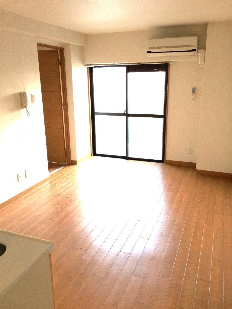 イーストアベニューの居間・リビング|エアコン付きDK8.4帖