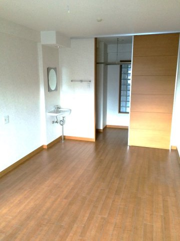 イーストアベニューの居間・リビング|広々とした洋室9帖