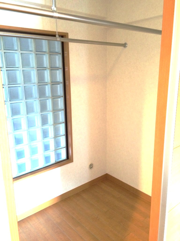 イーストアベニューの居間・リビング|大容量のウォークインクローゼット