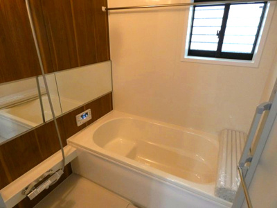 【浴室】 | 熱田区三番町　新築戸建　２号棟 | 清潔感のある広いホテルのような浴室では足を伸ばしてリラックスできるゆったりとした浴槽を設置！お子様と一緒に入浴することが出来ます♪