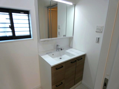 【独立洗面台】 | 熱田区三番町　新築戸建　２号棟 | スペースの広い独立洗面化粧台はゆっくりと身支度を整えることが可能です！
三面鏡の後ろの収納には化粧品などがしまえてスッキリ片付きます！
