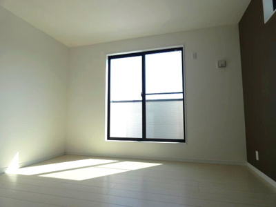 【洋室】 | 熱田区三番町　新築戸建　２号棟 | バルコニーに面しており採光面も◎
日当たりも良く自然な光を取り込みプライベートな空間もリラックスして過ごせます。
