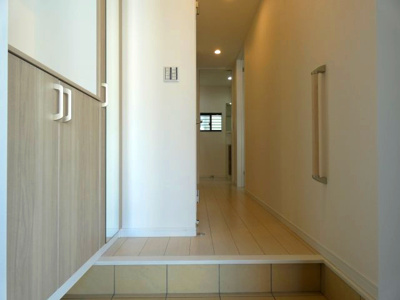 【玄関】 | 熱田区三番町　新築戸建　２号棟 | 収納が完備されているのでご家族の靴がスッキリ片付きます。
家の顔となる部分なので綺麗な状態でお客様を迎えられるのは嬉しい要素です♪
