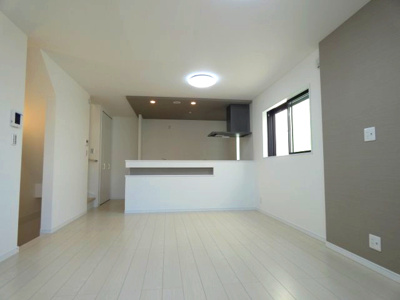 【居間・リビング】 | 熱田区三番町　新築戸建　２号棟 | 陽当たりが心地の良いリビング空間です。
日中はカーテンを開けて自然な光を取り込みリラックスして過ごしたいですね♪
