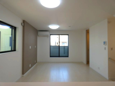 【居間・リビング】 | 熱田区三番町　新築戸建　２号棟 | 家族が集まる場だからこそ快適に過ごせるように家具の配置を考えるのも楽しみの一つです。