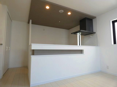 【キッチン】 | 熱田区三番町　新築戸建　２号棟 | 対面式のキッチンでご家族との対話も弾みます！