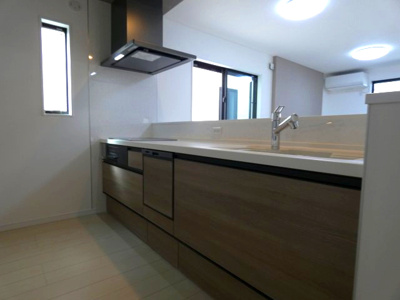 【キッチン】 | 熱田区三番町　新築戸建　２号棟 | 大きいシンクでは食器もストレスなく洗え、3口コンロでは要領よくお料理も可能です！
窓もあり明るい空間の中で毎日お料理することが可能です。
