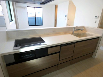 【キッチン】 | 熱田区三番町　新築戸建　２号棟 | 3口コンロ付なのでお料理がはかどります！煮込み料理などお時間の掛かる料理をしながら他の料理も作れるので料理時間の短縮にもなりますね♪