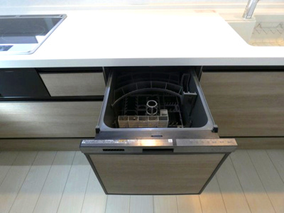 【キッチン】 | 熱田区三番町　新築戸建　２号棟 | 食洗機付システムキッチンで油物やフライパンなどもまとめて洗えるので家事の時短になります！