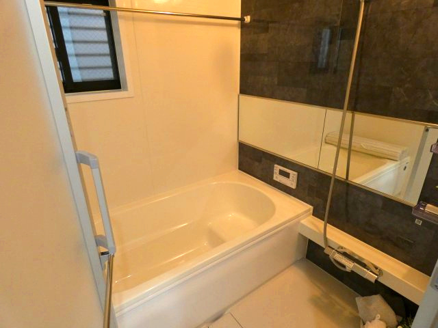 熱田区三番町　新築戸建　５号棟の浴室|清潔感のある広いホテルのような浴室では足を伸ばしてリラックスできるゆったりとした浴槽を設置！お子様と一緒に入浴することが出来ます♪