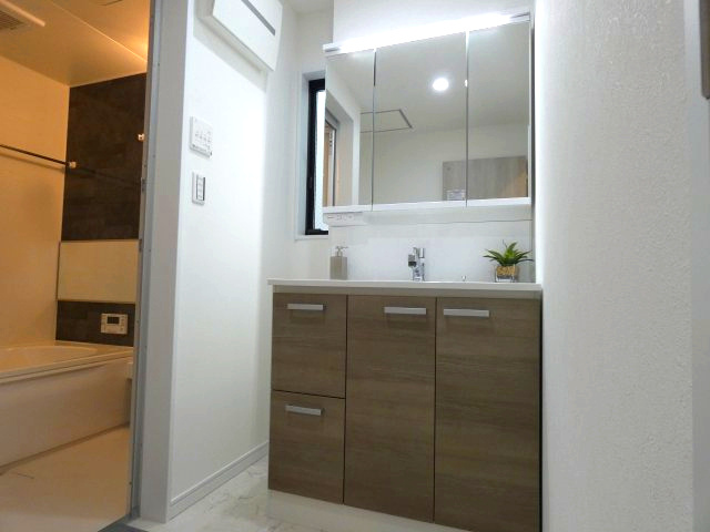 熱田区三番町　新築戸建　５号棟の独立洗面台|スペースの広い独立洗面化粧台はゆっくりと身支度を整えることが可能です！
三面鏡の後ろの収納には化粧品などがしまえてスッキリ片付きます！
