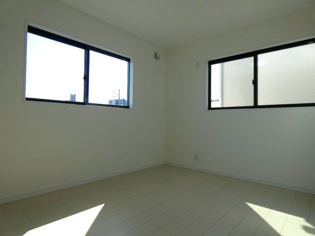 熱田区三番町　新築戸建　５号棟の洋室|日当たりも良く自然な光を取り込みプライベートな空間もリラックスして過ごせます。