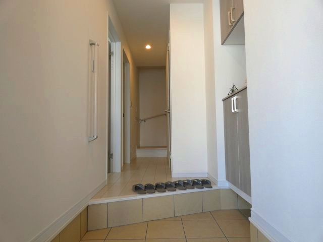 熱田区三番町　新築戸建　５号棟の玄関|収納が完備されているのでご家族の靴がスッキリ片付きます。
家の顔となる部分なので綺麗な状態でお客様を迎えられるのは嬉しい要素です♪
