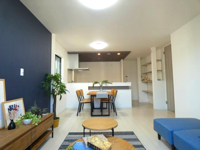 熱田区三番町　新築戸建　５号棟の居間・リビング|暮らしのイメージが湧きやすいプロパティスタイリング実施物件！
コーディネートの参考になるので嬉しいですね♪
