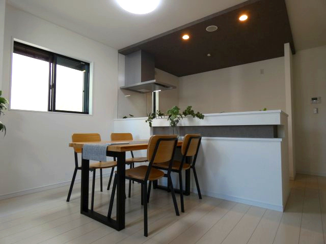 熱田区三番町　新築戸建　５号棟の居間・リビング|家族が集まる場だからこそ快適に過ごせるように家具の配置を考えるのも楽しみの一つです。