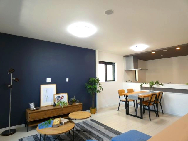 熱田区三番町　新築戸建　５号棟の居間・リビング|陽当たりが心地の良いリビング空間です。
日中はカーテンを開けて自然な光を取り込みリラックスして過ごしたいですね♪
