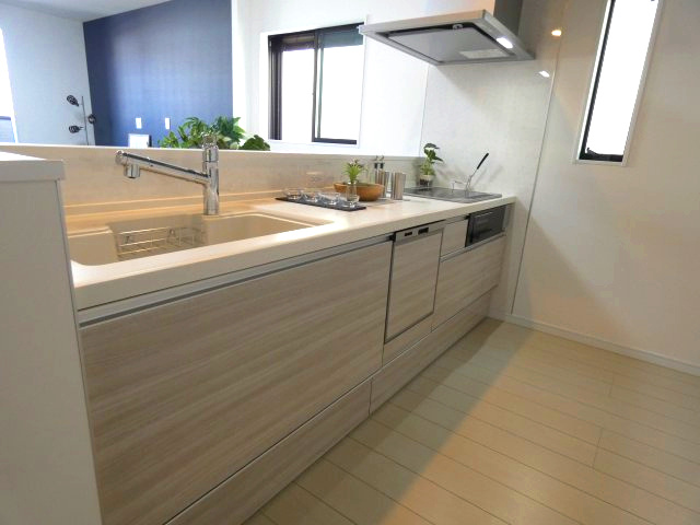 熱田区三番町　新築戸建　５号棟のキッチン|対面式のシステムキッチンはご家族とコミュニケーションをとりながら家事ができます！
大きいシンクでは食器もストレスなく洗え、3口コンロでは要領よくお料理も可能です！
