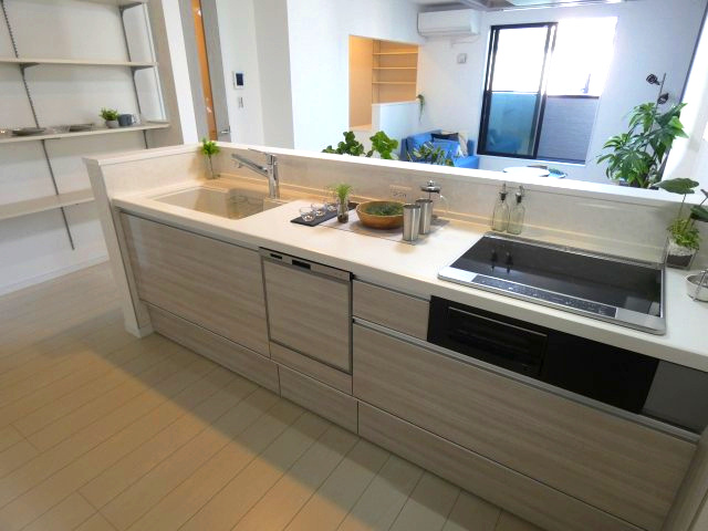 熱田区三番町　新築戸建　５号棟のキッチン|3口コンロ付なのでお料理がはかどります！煮込み料理などお時間の掛かる料理をしながら他の料理も作れるので料理時間の短縮にもなりますね♪