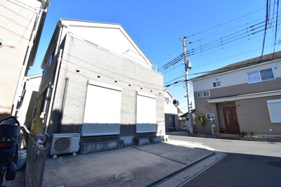 【駐車場】 | 越谷市袋山　中古戸建 | 車好きのパパにはうれしい広さのカースペース、休日には自慢の愛車を思う存分メンテナンス。