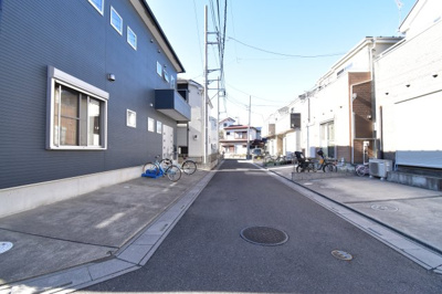 【前面道路含む現地写真】 | 越谷市袋山　中古戸建 | 前面道路は閑静な住宅地の通りとなるため、車通りは多くありません。 安心して車庫入れ可能。