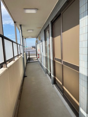 【その他共用部分】 | スズタカビル | 明るい共用通路