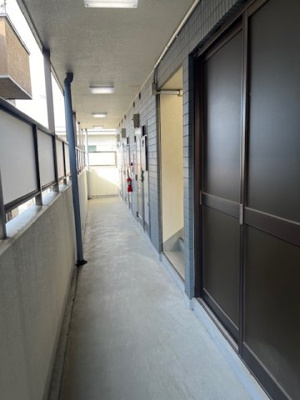 【その他共用部分】 | スズタカビル | 明るい通路です