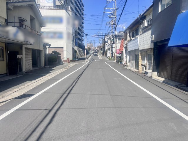 【建築条件付き土地】サン・タウン平池町の前面道路含む現地写真|前面道路含む現地写真です。片側1方通行道路なので交通量は比較的少なめかと思います。