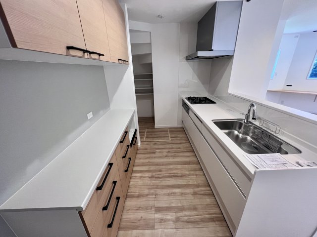 【建築条件付き土地】サン・タウン平池町のその他|食洗機付きのキッチンシンク！
お洒落なだけではなく機能性にもしっかりこだわったシステムキッチンです！