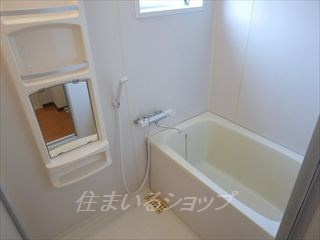 シャトルあすか　Ｂの浴室|サーモ付きシャワー水栓・窓あり