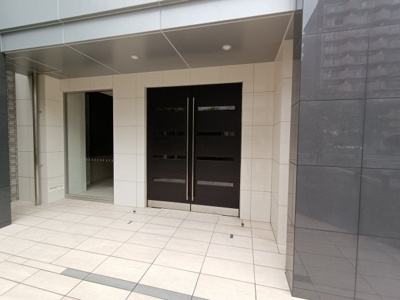 【エントランス】 | エスリード新大阪レジデンス | 外観にマッチしたエントランスです。