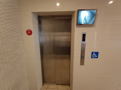 【その他共用部分】 | エスリード新大阪レジデンス | 防犯モニター付きエレベーターです。