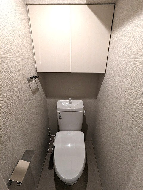 ONE ROOF RESIDENCE上野御徒町のトイレ|洗面室と独立した温水洗浄便座、スマホホルダー付きです
