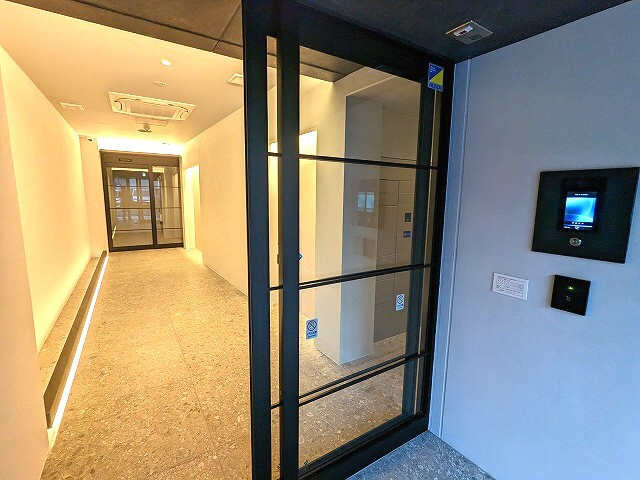 ONE ROOF RESIDENCE上野御徒町のエントランス|タッチキーのTVモニター付オートロックセキュリティ、エアコン付きのエントランスロビー