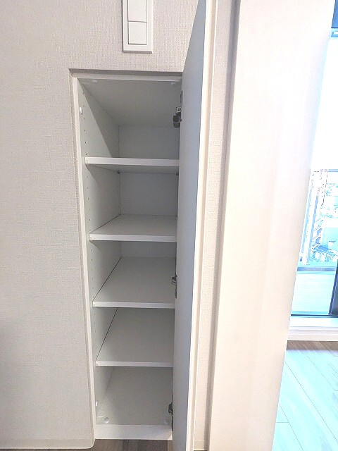 ONE ROOF RESIDENCE上野御徒町の設備|2.8帖洋室にも便利な収納付き