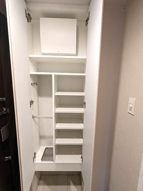 ONE ROOF RESIDENCE上野御徒町の設備|傘入れ付きトールタイプのシューズＢＯＸ