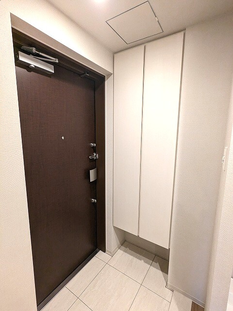 ONE ROOF RESIDENCE上野御徒町の設備|ディンプルキーのダブルロックセキュリティ、人感センサー付玄関ライト、傘入れ付きトールタイプのシューズＢＯＸ