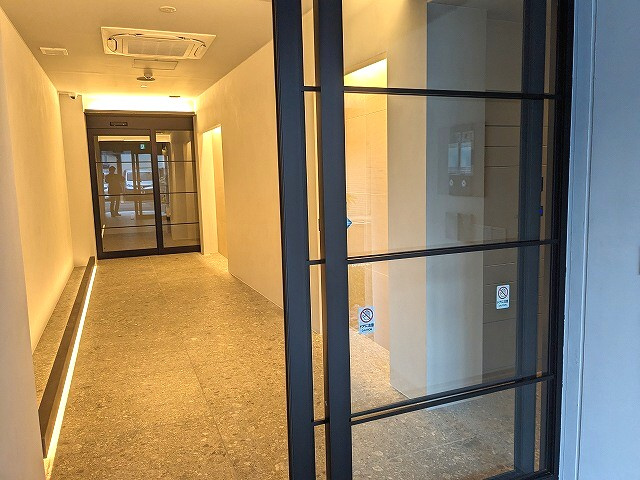 ONE ROOF RESIDENCE上野御徒町の設備|タッチキーのTVモニター付オートロックセキュリティ、エアコン付きのエントランスロビー