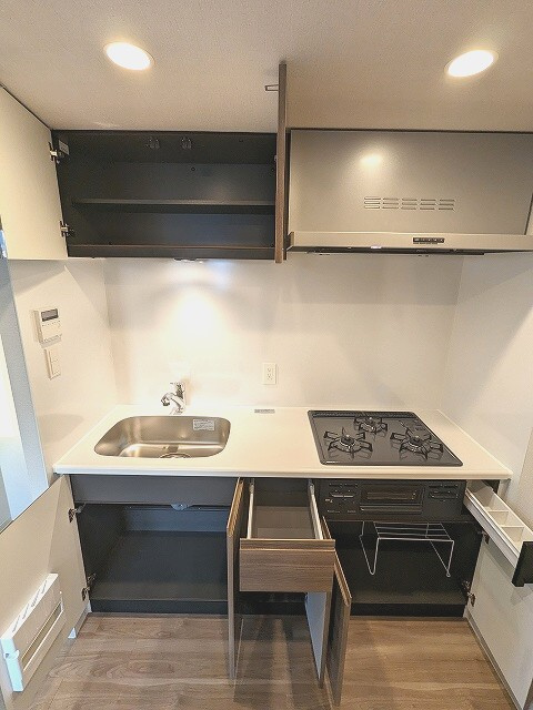 ONE ROOF RESIDENCE上野御徒町の設備|グリル付、ガス3口システムキッチン、瀟洒でお手入れ楽なガラストップコンロ、豊富な収納
