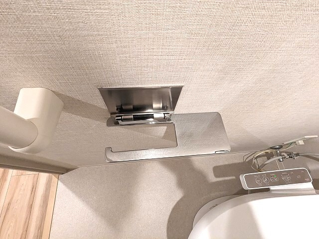 ONE ROOF RESIDENCE上野御徒町の設備|洗面室と独立した温水洗浄便座にスマホホルダー付きです
