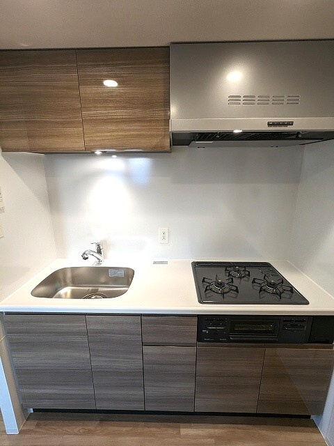 ONE ROOF RESIDENCE上野御徒町のキッチン|グリル付、ガス3口システムキッチン、瀟洒でお手入れ楽なガラストップコンロ、豊富な収納