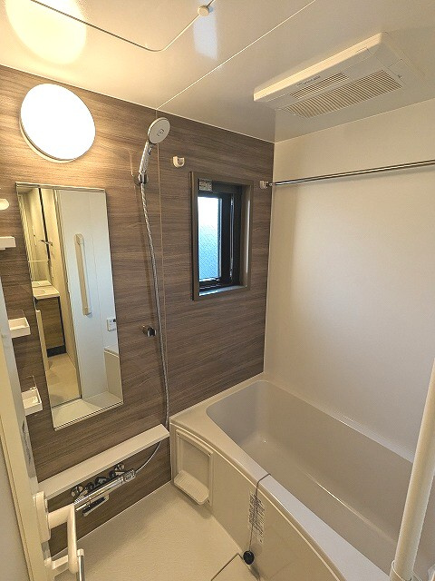 ONE ROOF RESIDENCE上野御徒町の浴室|窓付き、追焚オートバス、浴室換気乾燥機、ワイドシャワーヘッド
