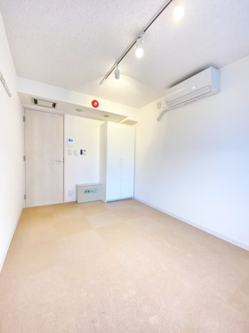 「防音マンション」ジュエシュピーレン蓮根の寝室|Bluetooth仕様のスピーカーも付いています。接続すればすぐにでも使用可能です。右上は24時間稼働の換気口です。（同一マンションの別部屋となります）