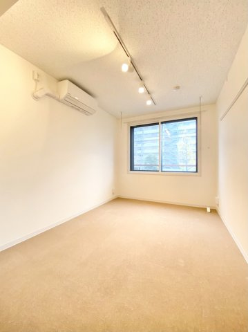 「防音マンション」ジュエシュピーレン蓮根の洋室|居室は防音床、防音壁、防音天井となっており、コンクリートの厚みは１８０㎜と、まさに楽器を演奏するためにつくられた24時間楽器演奏可能の防音室です。（同一マンションの別部屋となります）