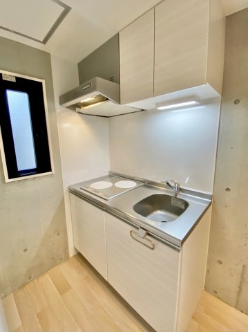 「防音マンション」ジュエシュピーレン蓮根のキッチン|キッチンはIHコンロ2口、ちゃんとまな板スペースも確保してます。（同一マンションの別部屋となります）