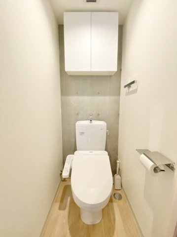 「防音マンション」ジュエシュピーレン蓮根のトイレ|トイレには温水洗浄便座が付いています。上にもしっかり収納が（同一マンションの別部屋となります）