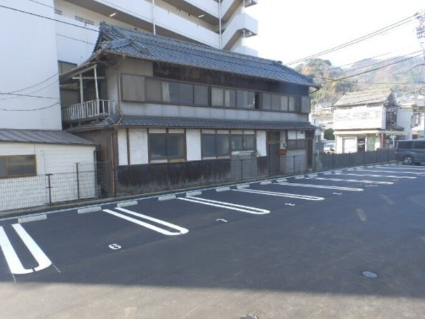 レジデンス阿賀中央の駐車場